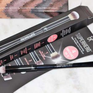 it Cosmetics Superhero 4-in-1 szemhéjpúder ecset