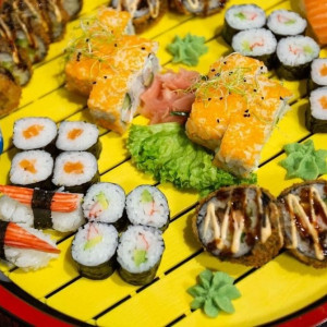 42 db-os Arigatou Delux Sushi tál elvitelre vagy helyben fogyasztásra, a Little Geisha Can Cook-tól