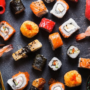 60 darabos prémium sushi tál 4 főre, elvitelre vagy helyben fogyasztásra a Little Geisha Can Cook-tól!