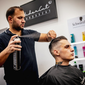 Férfi Barber Style hajvágás, szakáll igazítás és szakáll festés az UnderCut Szalonban