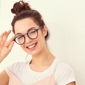 Komplett szemüveg készítés 150-féle választható kerettel és szemvizsgálattal