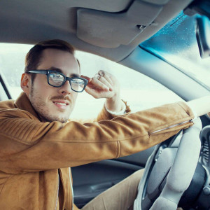 Komplett, autóvezetéshez is alkalmas sötétedő szemüveg a Totál Optikától