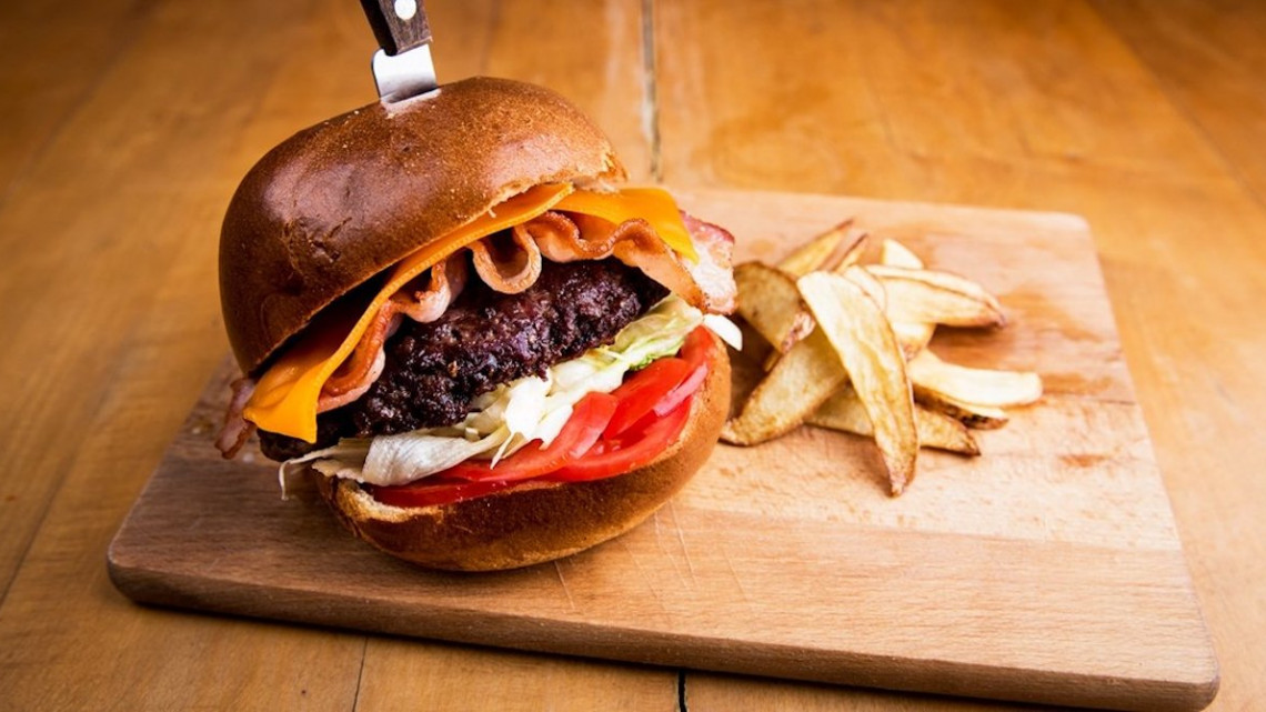 Hamburger köretekkel és üdítővel 2 főre a B-terv Kávézó és Étteremben