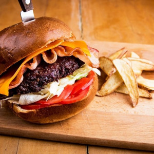 Hamburger köretekkel és üdítővel 2 főre a B-terv Kávézó és Étteremben