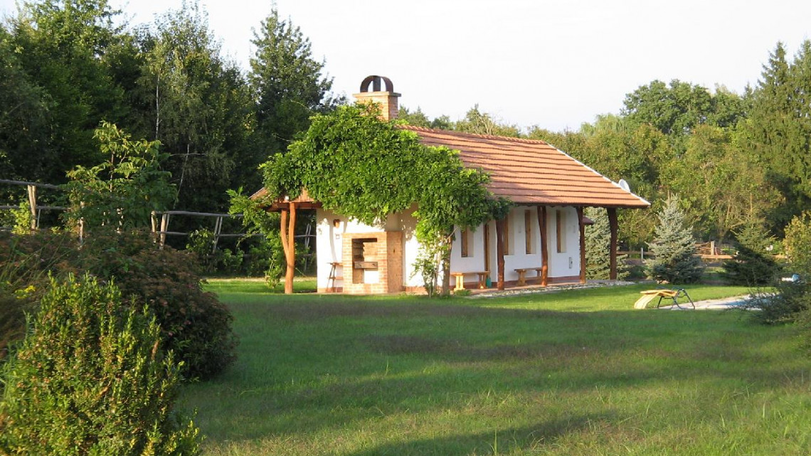 Szállás az Őrségben a KercaBio Farm hangulatos lombházaiban.