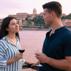 2 órás városnéző sétahajózás korlátlan italfogyasztással, élő zenével és rétes válogatással, a Gróf Széchényi hajón!