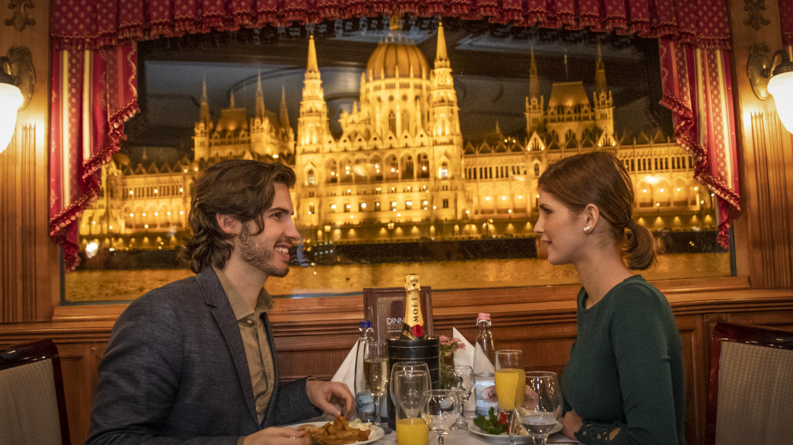 2 órás városnéző sétahajózás svédasztalos vacsorával, üdvözlő itallal, élő zenével, néptánc előadással és választható koktéllal a Gróf Széchényi hajón!