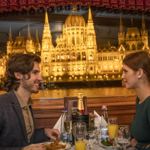 2 órás városnéző sétahajózás svédasztalos vacsorával, üdvözlő itallal, élő zenével, néptánc előadással és választható koktéllal a Gróf Széchényi hajón!