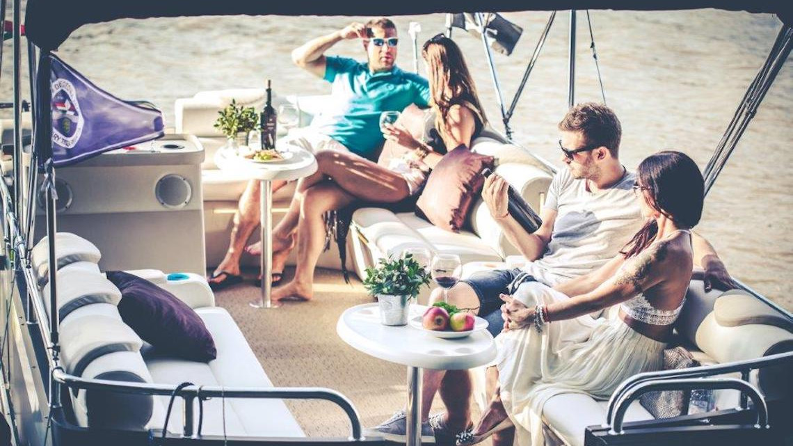 Exkluzív naplemente túra a Balatonon! 2 órás Sunlight Pontoon Yacht élményhajózás kapitánnyal és pezsgővel, 4 főig!
