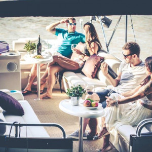 Exkluzív naplemente túra a Balatonon! 2 órás Sunlight Pontoon Yacht élményhajózás kapitánnyal és pezsgővel, 4 főig!