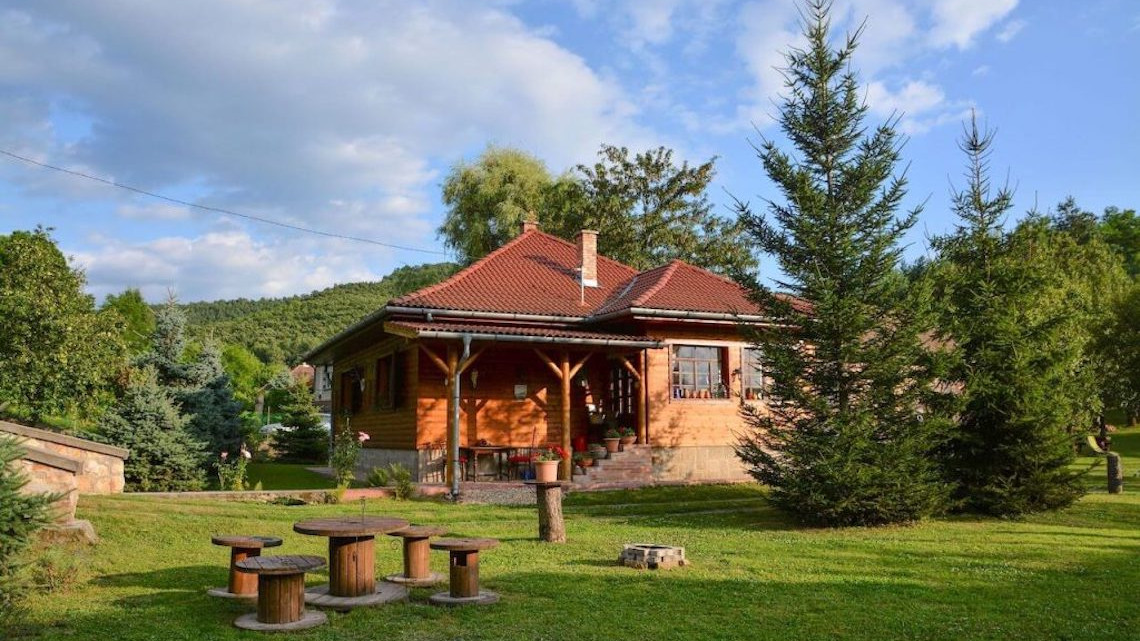 Kikapcsolódás a Mátrában! 3 napos hegyvidéki pihenés Sirokon a Halháza Vendégházban!