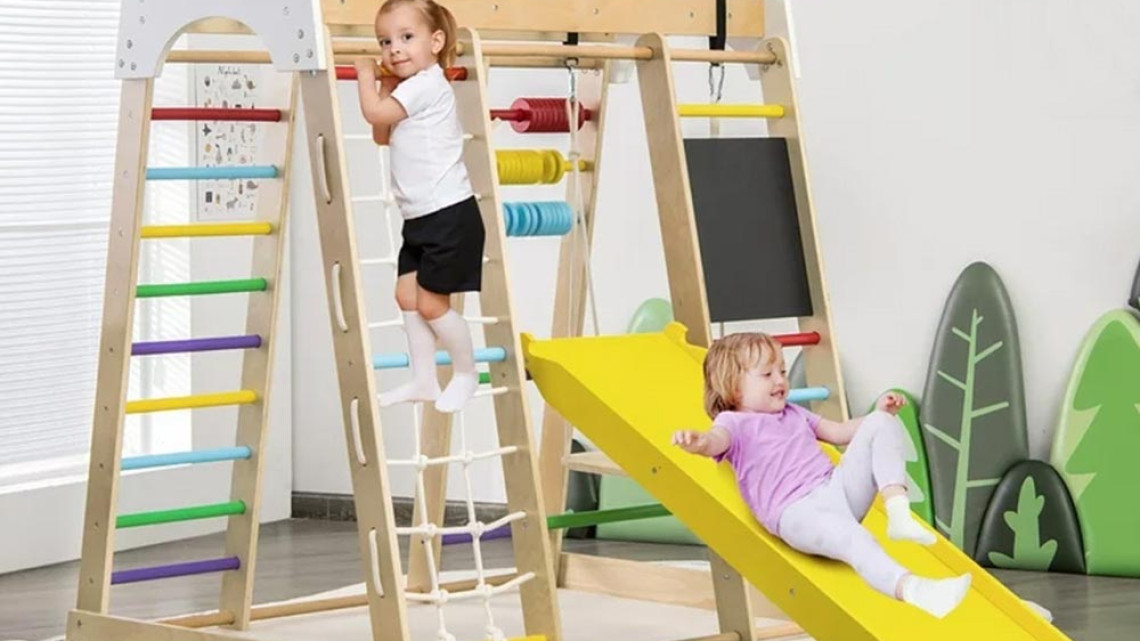 Timeless Tools Fa mászóka csúszdával, krétatáblával