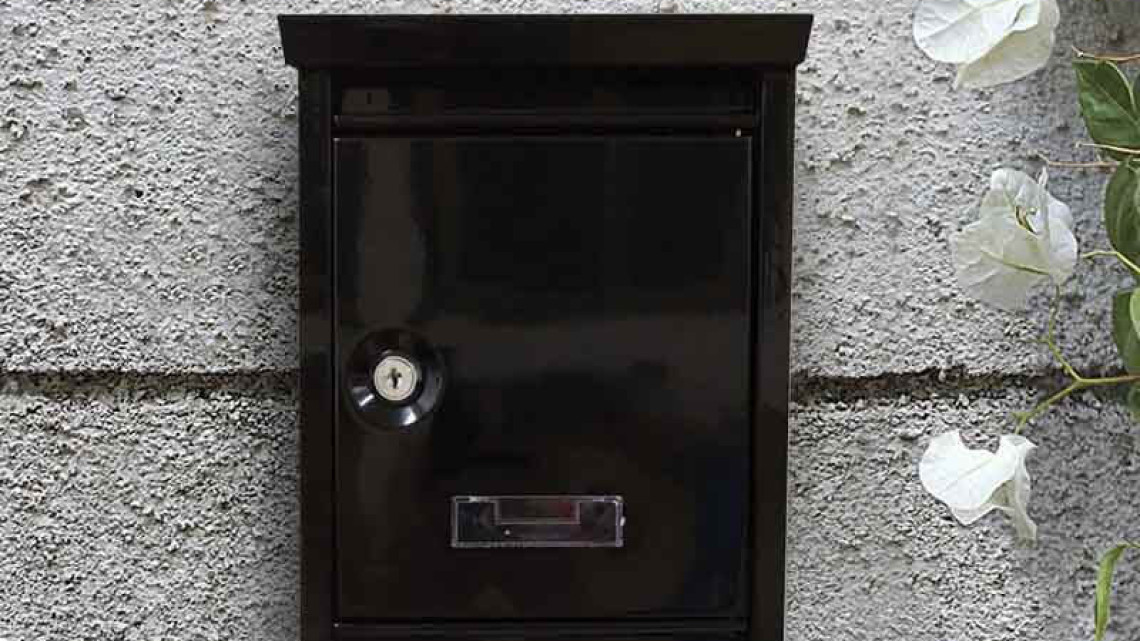 Timeless Tools Fém postaláda több színben-fekete