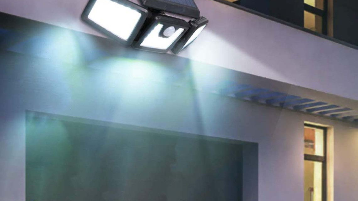 Timeless Tools 3 paneles elforgatható napelemes lámpa 