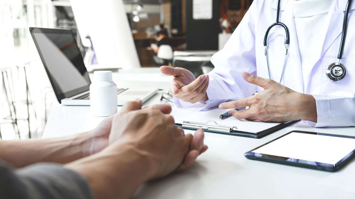 Idegsebészeti szakorvosi vizsgálat, pulzoximetriával, vérnyomásméréssel, 12 elvezetéses nyugalmi EKG-vel és fizikális vizsglattal az Imhotep Medical Centerben.