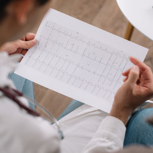 12 elvezetéses nyugalmi EKG vizsgálat az Imhotep Medical Center-ben.