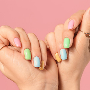 Műkörömépítés zselével, két köröm díszítésével.