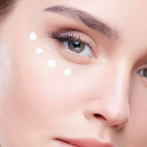 Szemfiatalító kezelés Ilcsi termékekkel!